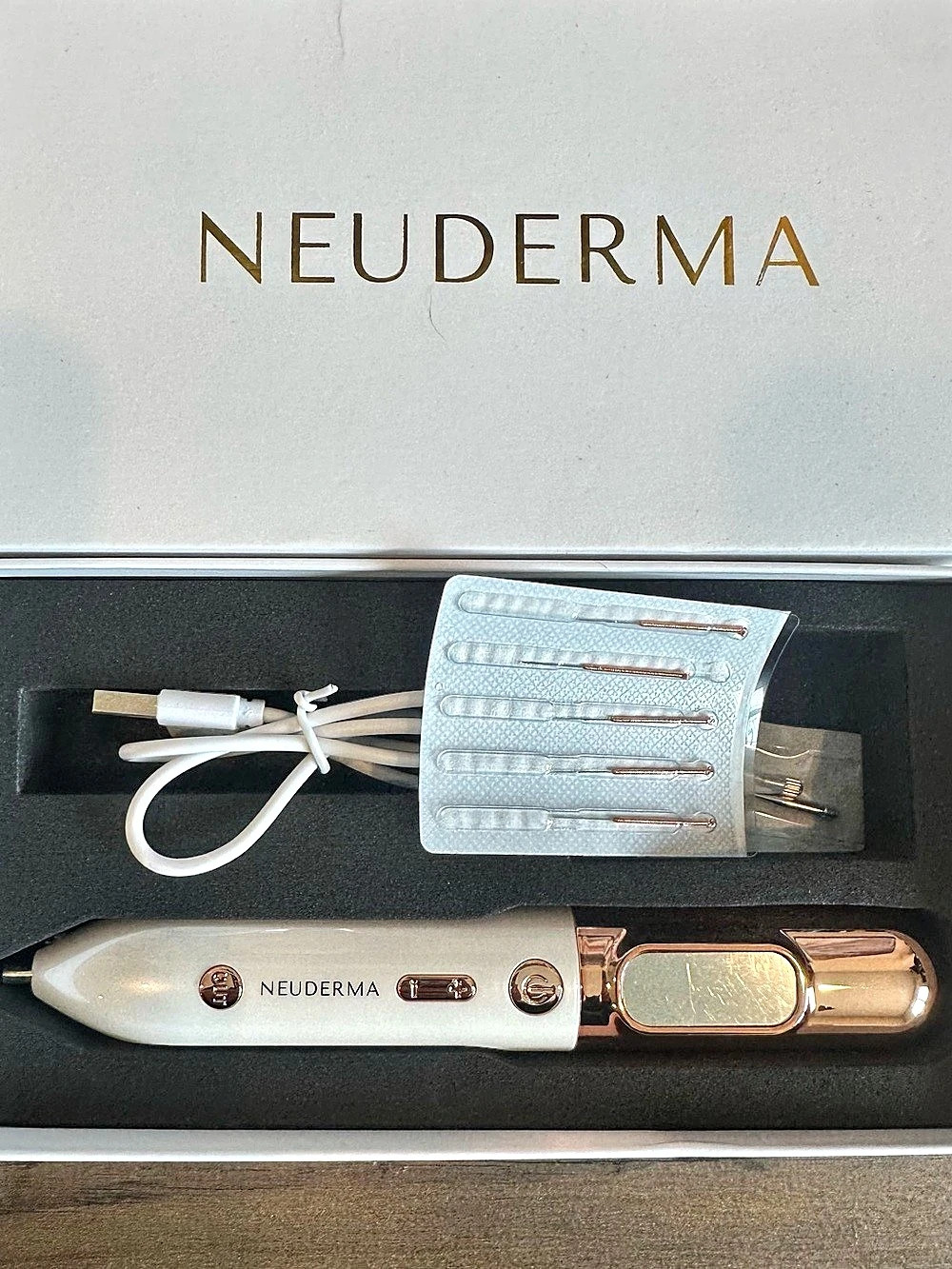 Neuderma Fibroblast Plasma Pen White & Gold